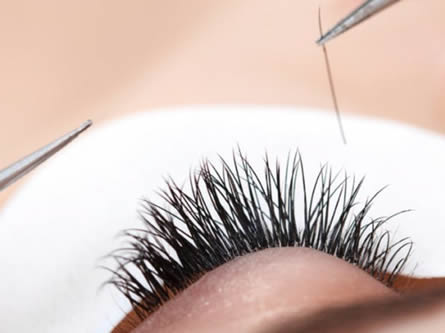 Extensiones de pestañas con volumen ruso